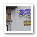 Fotografia da Placa exterior "Farmácia Medeiros, Propriedade e Direcção Técnica de Maria Alice Abreu Medeiros"