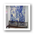 Fotografia do painel de azulejos existente na Farmácia Medeiros