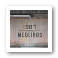 Fotografia da Placa exterior da Farmácia Medeiros "1907 - Medeiros"