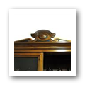 Remate decorativo superior de armário antigo