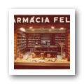 Fachada e sala de atendimento ao público da Farmácia Feliz após remodelação