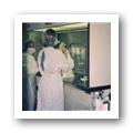 Fotografia de funcionários dos Serviços Farmacêuticos do Hospital de São João na preparação de nutrição parentérica