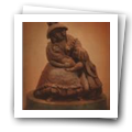 Reprodução de escultura representando uma mãe com duas crianças