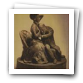Reprodução de uma escultura representando um casal