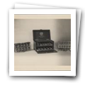Fotografia de estojo com equipamento para fabrico de hóstias do século XIX