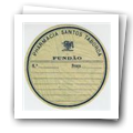 Rótulo redondo com inscrição "Pharmacia Santos Taborda - Fundão"